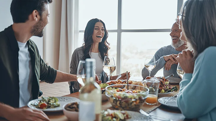 AIWA Air Fryer KUMADAI-Group of friends eating healthy